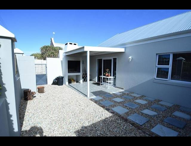 2 BEDROOM TOWNHOUSE FOR SALE IN OUDTSHOORN CENTRAL
